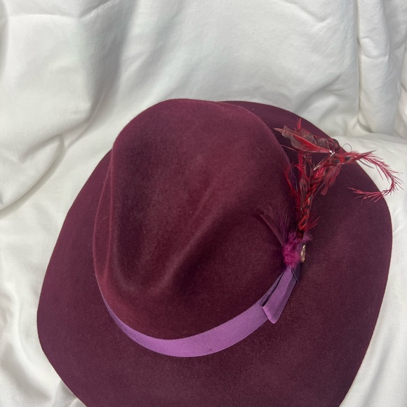 Authentic GUCCI Felt and Pheasant Feather GG Trilby Hat in Burgundy. - Picture 9 of 10